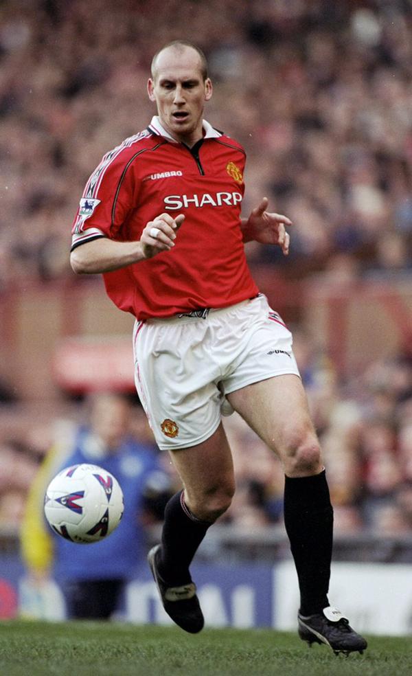 Happy birthday legenda Manchester United Jaap Stam yang ke-43!! 