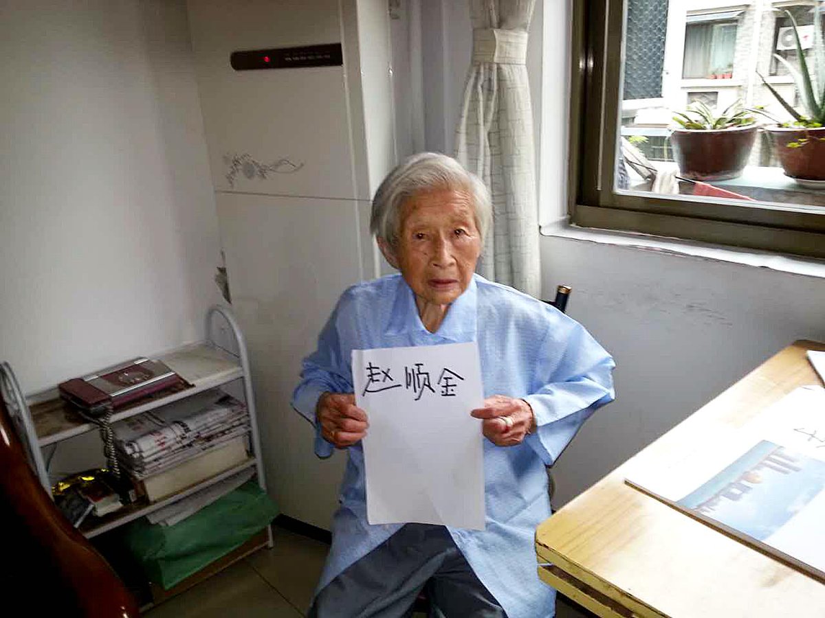cnni's tweet photo. This old lady never went to school. But at 100, she’s just learnt to write her name. http://t.co/WYSv6u1q95 http://t.co/Au5H8l2syz