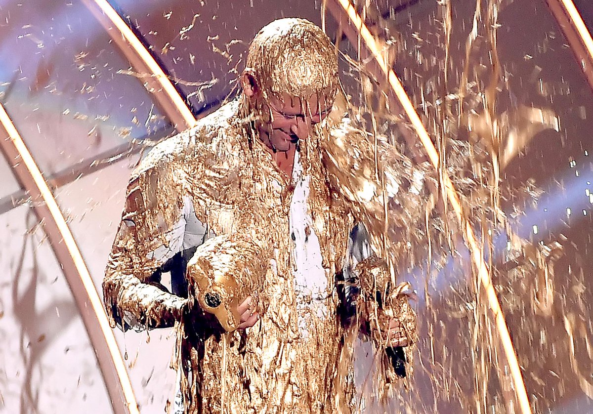 SportsCenter's tweet photo. 5 Gold Gloves doesn't equal the amount of gold Derek Jeter received at the Nickelodeon Kids Choice Sports Awards. http://t.co/w8twRAI2cY