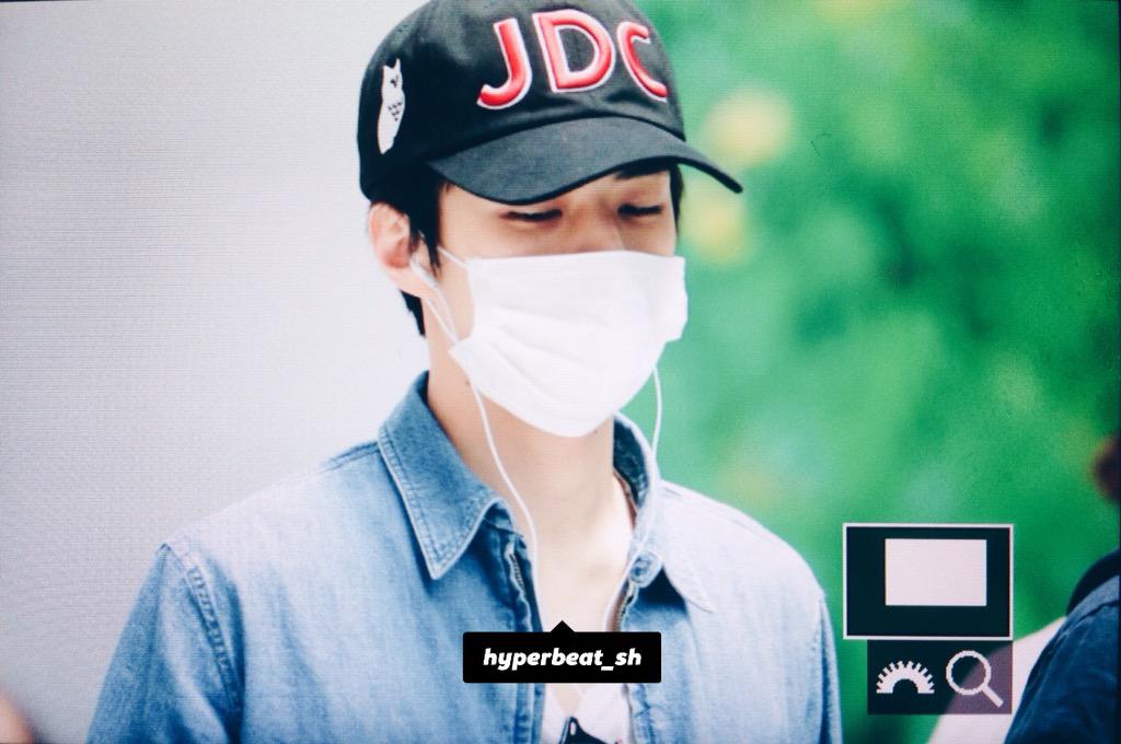 hyperbeat_sh's tweet photo. 150717 선글라스 때문에 티셔츠가 브이넥이 됐어요..😊 http://t.co/f2qmhooeE6