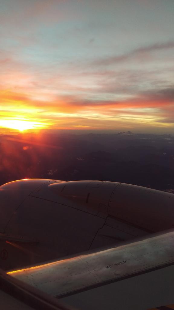 GrnLakeGirl's tweet photo. Hello #Cascades #Sunset @MorganKIRO7 @wxbrad #unrealview #lovemycity http://t.co/VeApzegESV