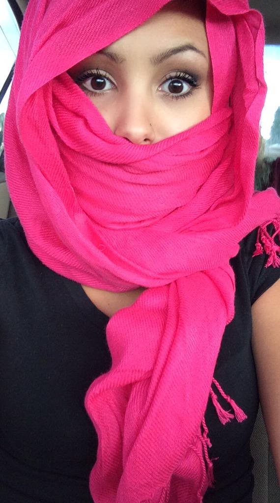 ericaaahenryyy's tweet image. Got to rock the head rap today due to my face being ugly all for the VS buy 8 for 27$ panties. #wisdomteethprobs 💁👳🏽