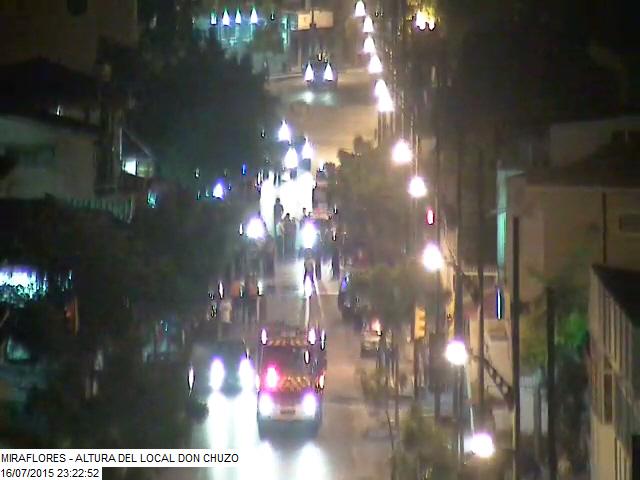 segura_ep's tweet photo. Cámara de videovigilancia @cscg112 capta trabajos @BomberosGYE controlando novedad en Miraflores local Don Chuzo http://t.co/23lX6u5iVK