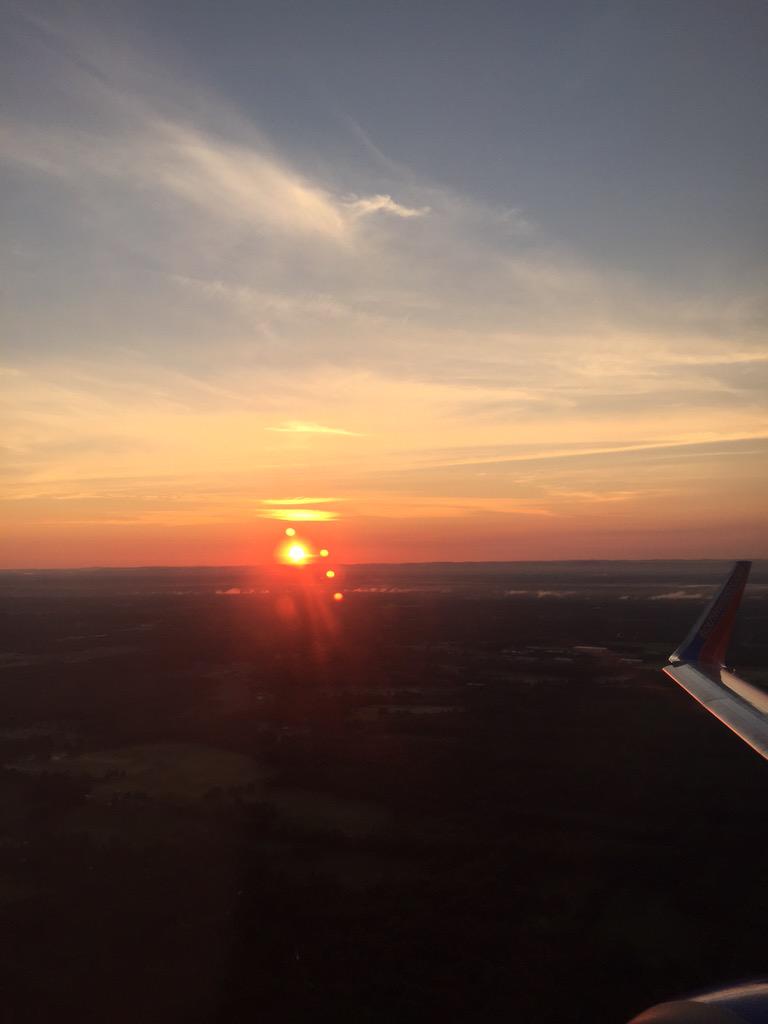 AmyMHearn's tweet photo. @SouthwestAir, the wifi is working and a beautiful sunrise out of BDL. #southwestisbest #luv http://t.co/piDi2tx6Ss