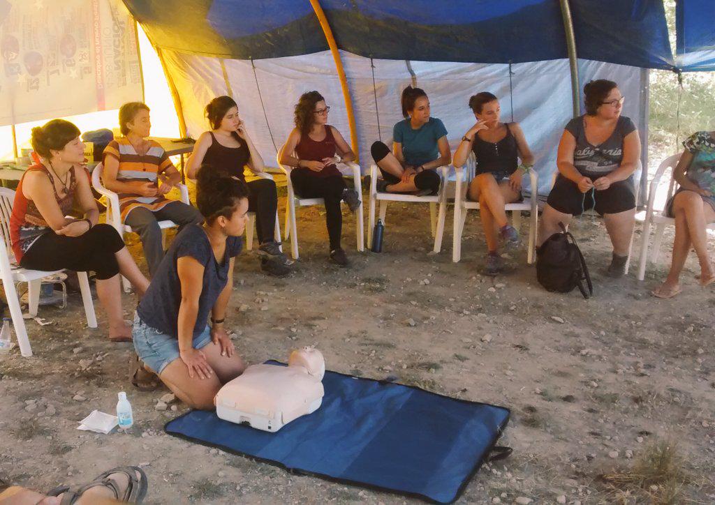 frackanpada2015's tweet photo. Lehen sorospen tailerra #frackanpada. Taller de primeros auxilios. http://t.co/XLiGUEIoeA