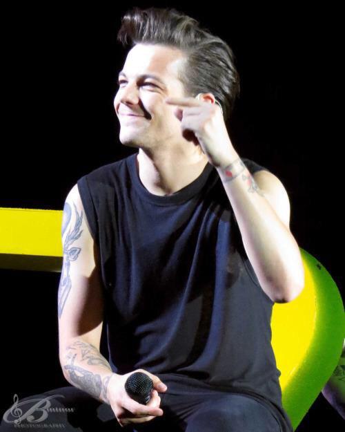 avi2badiei's tweet photo. Your the reason for my smiles #WELOVEYOULOUISTOMLINSON #LOUISYOUMAKEUSSTRONG #WESUPPORTYOULOUIS http://t.co/M3gameJ7On