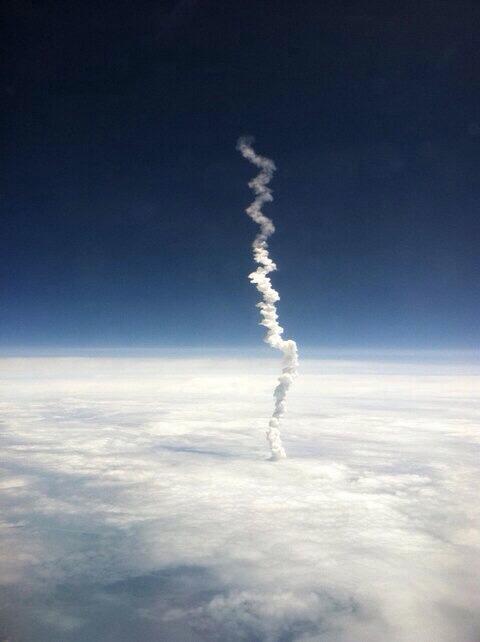 KnowledgeSauce's tweet photo. “My brother was flying to Miami and took this awesome picture of the shuttle from his window seat” http://t.co/4AlVee7Gjc