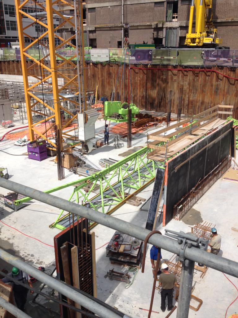 BSchuilenburg's tweet photo. Helaas vanwege de harde wind de opbouw van de eerste torenkraan moeten staken, tijdelijke opslag in de bouwput 😟 http://t.co/Uw2QvHgQ5I