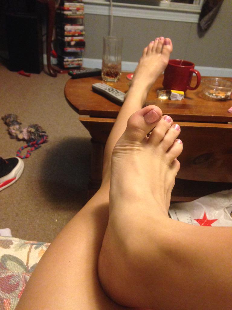 vron1345's tweet photo. Who wants to skype soon once I get my card working who want to suck on my toes my feet are size 5ish 6 http://t.co/d9sPwsXyJ0