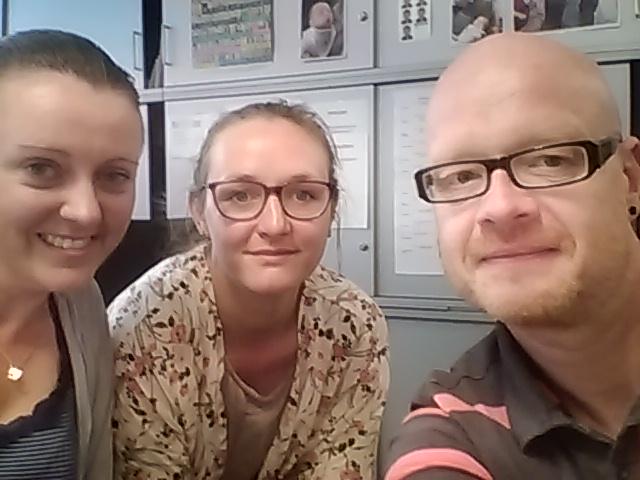 Mutproben: <a href="/DB_Info/">Deutsche Bahn Verkehrsmeldungen</a> warnt vor Selfies von Bahngleisen. In den News um 8!  Dazu ein mutiges Früh-Team-Selfie ;)