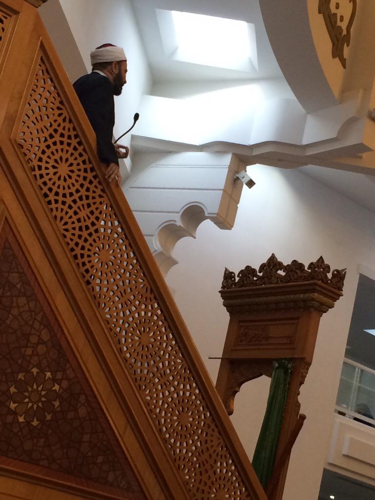DeMosquee's tweet photo. de la prière de l'aid l'imam a exhorté les musulmans de refuser  ceux qui utilisent l'islam a des fins politiques http://t.co/ULpDz1HyT2