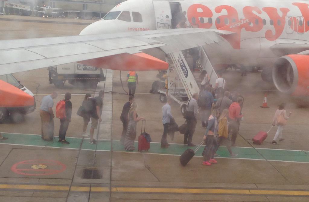 AustinJohnEssam's tweet photo. How many bags are you allowed again @easyJet #DoubleStandards http://t.co/lQS5VlyAmr
