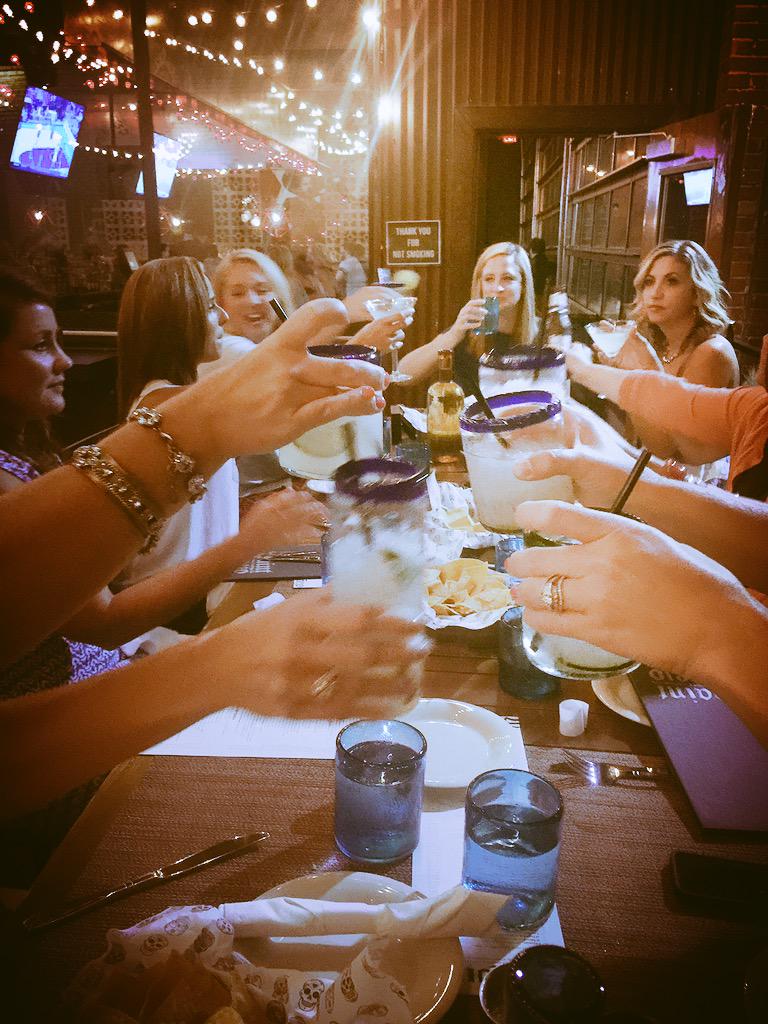 scottienhughes's tweet photo. #beautifulladies #beautifuljewelery #beautifulcause @KendraScott @amerheartheroes http://t.co/t0l9lbP5XJ