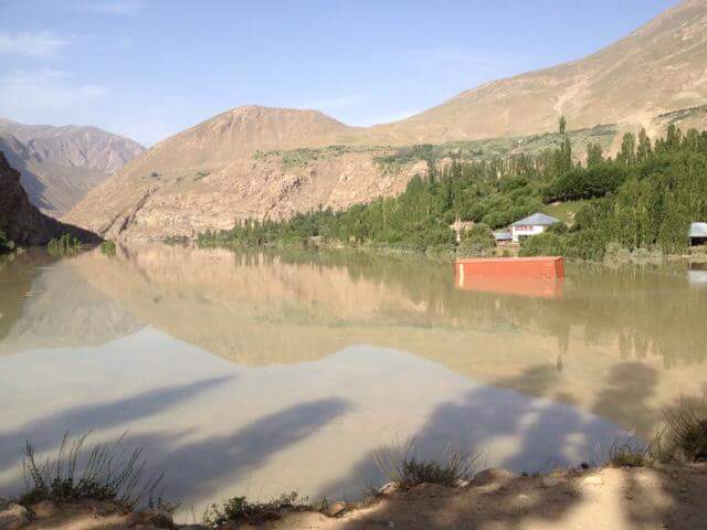 Temur_abdullo's tweet photo. This lake is one day old, still gathering... #tajikistan #pamir #khorog #barsem #mudslide http://t.co/X04QX5TOSt