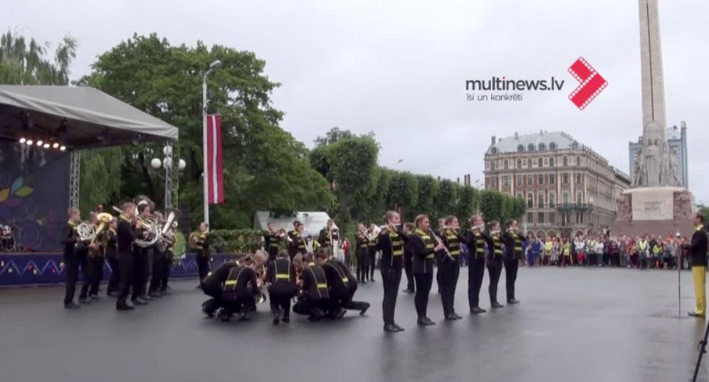 multinews_lv's tweet photo. @VVg_skola @poSibemol defile (VIDEO) https://t.co/5ZeSCAyO5r @valmiera_lv @ValmierasZinas http://t.co/ahZFmDTydW