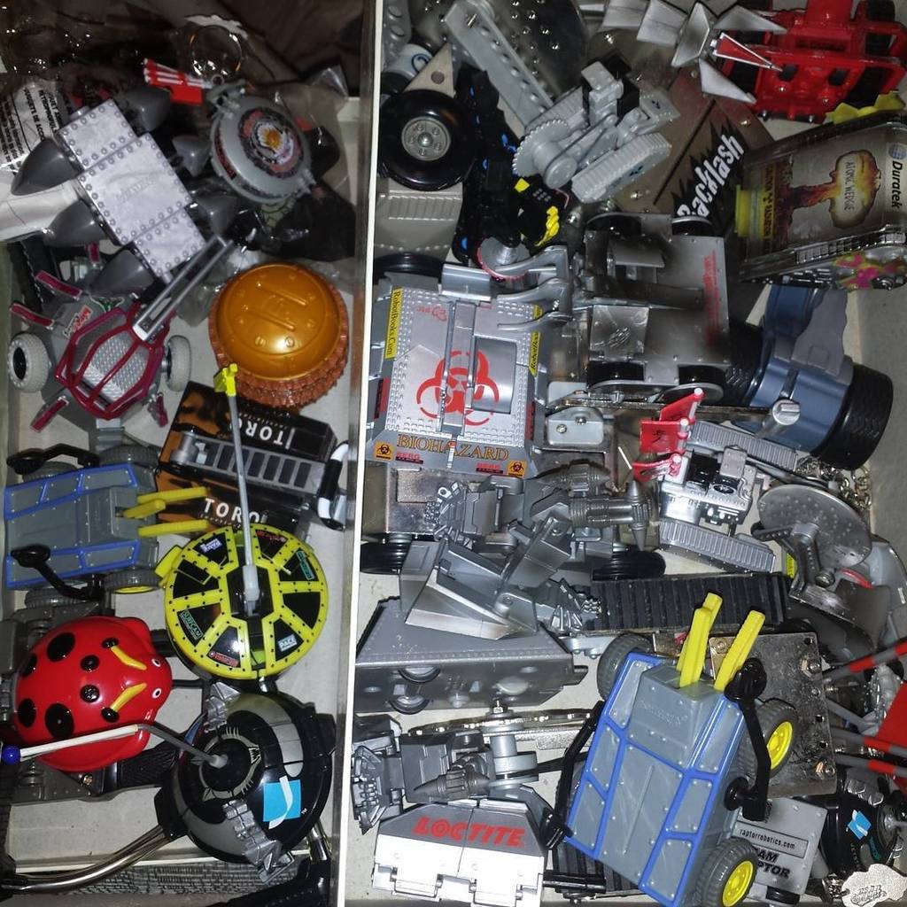 Otherbots's tweet image. Box o&apos; Battlebots

#battlebots #battlerobot #robot #robotics #toy #toys #toyrobot #mcdonalds #happymealtoy #roadcha…