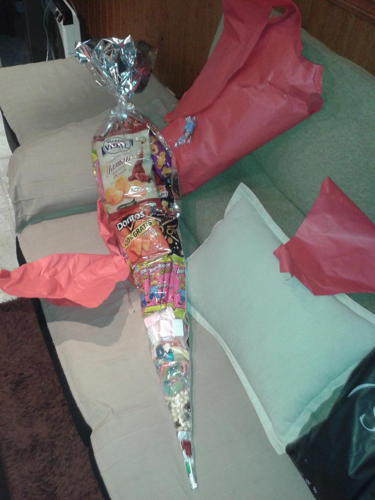 JuanJos89250086's tweet photo. Muchas felicidades mi princesa @Maryjuanjo espero que t haya gustado tu regalo y no t lo comas todo de golpe http://t.co/srlZQ9VhNT