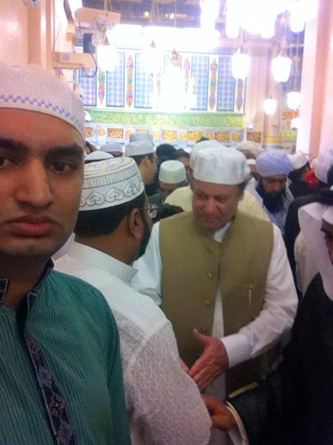 RanaBasit53's tweet photo. قائدمحترم مياں  صاحب کےساتھ عيدکی نماز اور اس کے بعد سلفياں
😍😍😍😍😍
سب دوستوں کی طرف سےمياں صاحب کو عيد مبارک بھی  کها http://t.co/R7CS0k5863