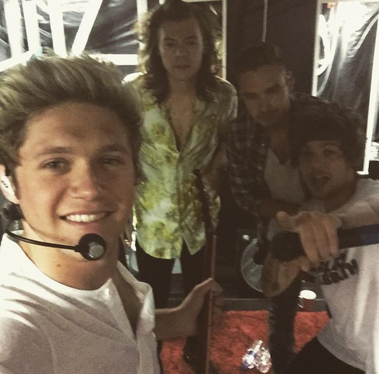 lindsyoeb's tweet photo. They still love us and continue on  #WhyWeLoveTheBoys http://t.co/Bj0NfVJmx2