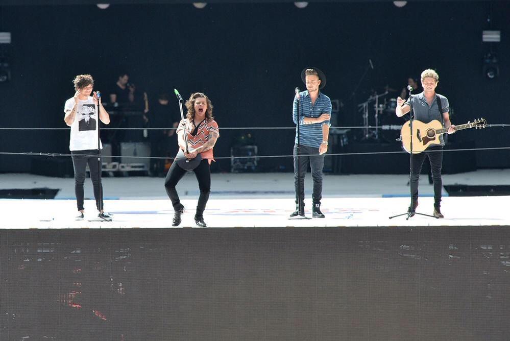 lindsyoeb's tweet photo. They still love us and continue on  #WhyWeLoveTheBoys http://t.co/Bj0NfVJmx2