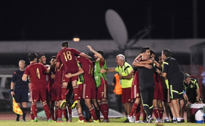 SergioRamos's tweet photo. Enhorabuena, compañeros. Sois muy grandes. ¡Ahora, a por la final! #EuropeoSub19 @SeFutbol http://t.co/FqFgAqWyWp