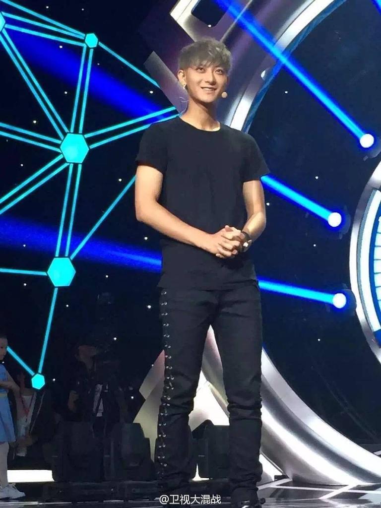 SapphireZTao's tweet photo. [PIC] 150717 Let's Sing Kids Recording - Tao (cr.卫视大混战)
#WelcomeBackZTAO http://t.co/RT7CMx054k