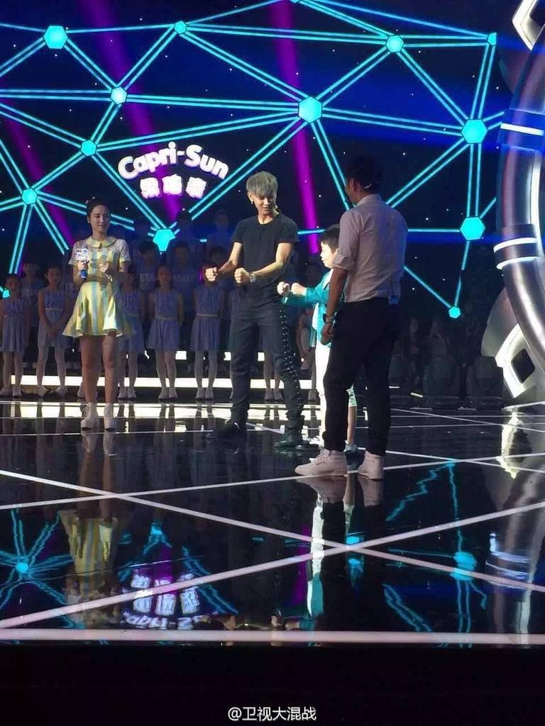 SapphireZTao's tweet photo. [PIC] 150717 Let's Sing Kids Recording - Tao (cr.卫视大混战)
#WelcomeBackZTAO http://t.co/RT7CMx054k