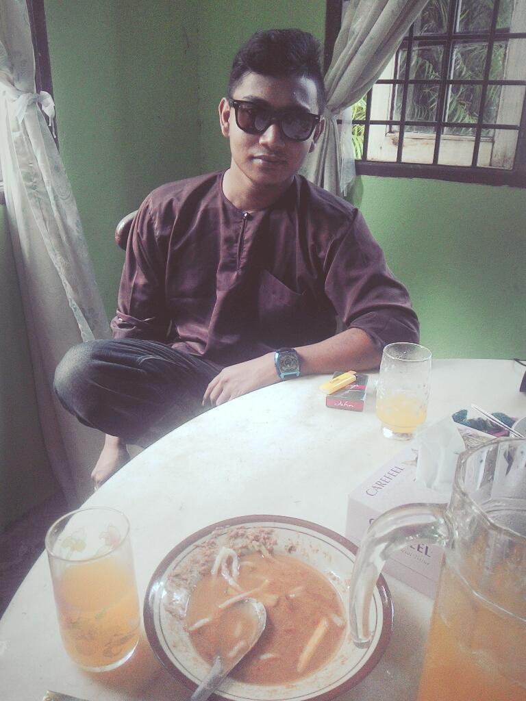 tfughfhs's tweet photo. Selamat hari raya meh....mai duet rye cikit http://t.co/5vRaVWZg40