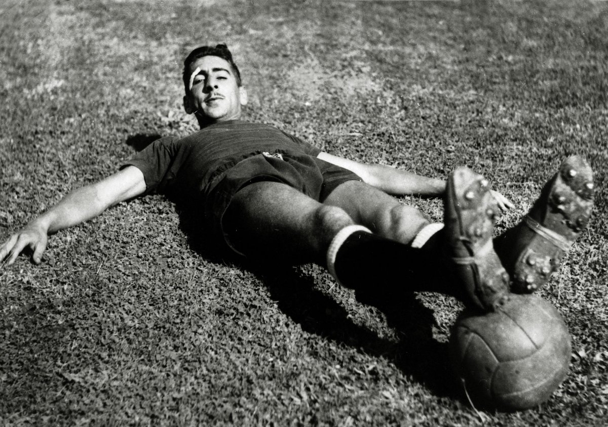 fifacom_fr's tweet photo. Alcides Ghiggia, dernier survivant du Maracanazo, est décédé à l'âge de 88 ans : http://t.co/UrZLsZ7ZXR #CM1950 http://t.co/6KLGRnJXWJ