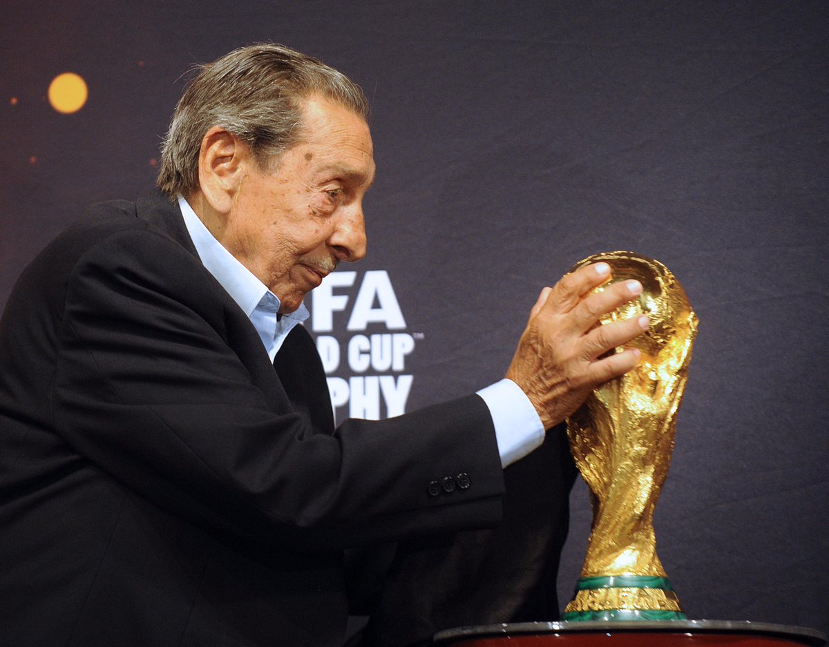 fifacom_fr's tweet photo. Alcides Ghiggia, dernier survivant du Maracanazo, est décédé à l'âge de 88 ans : http://t.co/UrZLsZ7ZXR #CM1950 http://t.co/6KLGRnJXWJ