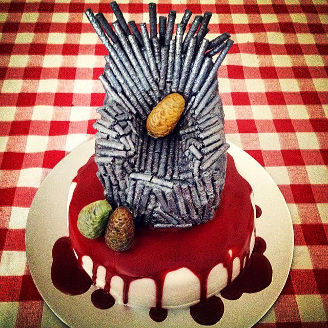 CrumbsCakeBlog's tweet photo. @WhitworthsSugar #GameofThrones cake I made for my housemate's 21st! #weekendbakes http://t.co/JvZfvuJd9n