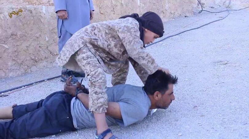 Anon404Isis's tweet photo. #ISIS makes a child behead a man. 
I seriously don't know what to say anymore ... http://t.co/lWab5ZOkpH