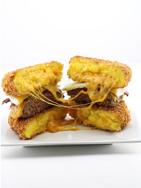 YummyImages's tweet photo. A breakfast burger with a bun made from deep fried scrambled eggs and cheese. http://t.co/oe2SMM9fJb