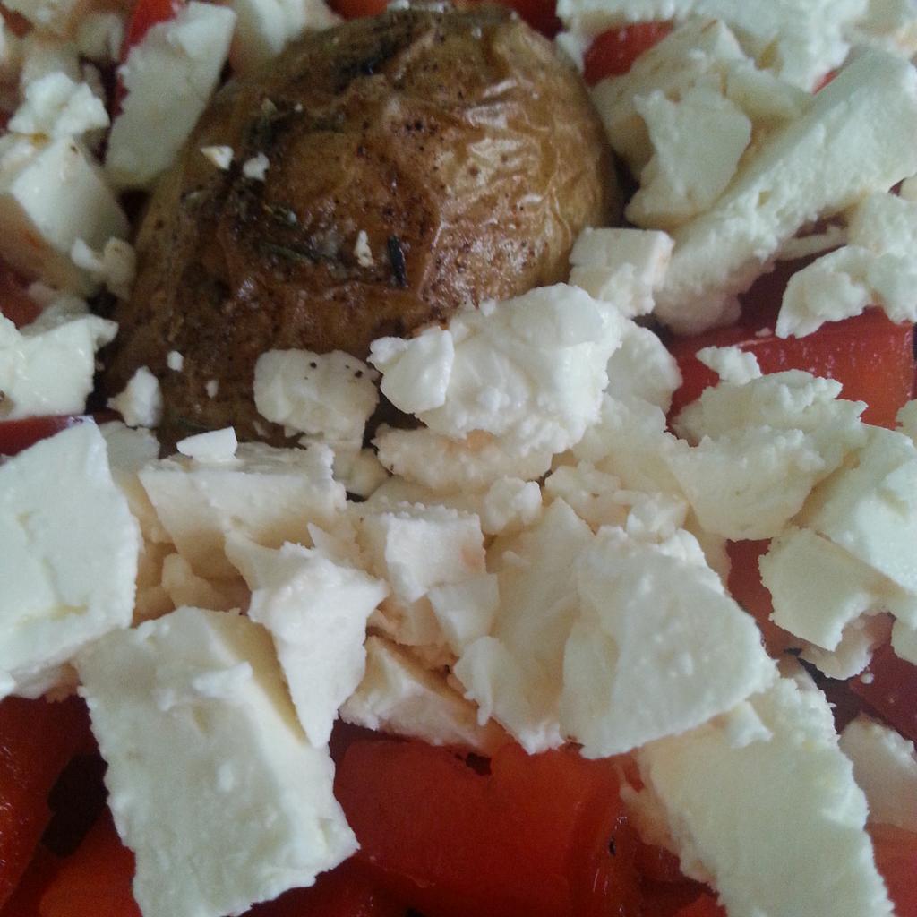 Jasmin_Blog's tweet image. Ich möchte wieder mehr auf meine Ernährung zu achten. Gestern gabs #kartoffeln #hirtenkäse &amp;amp; #paprika #yummy #food