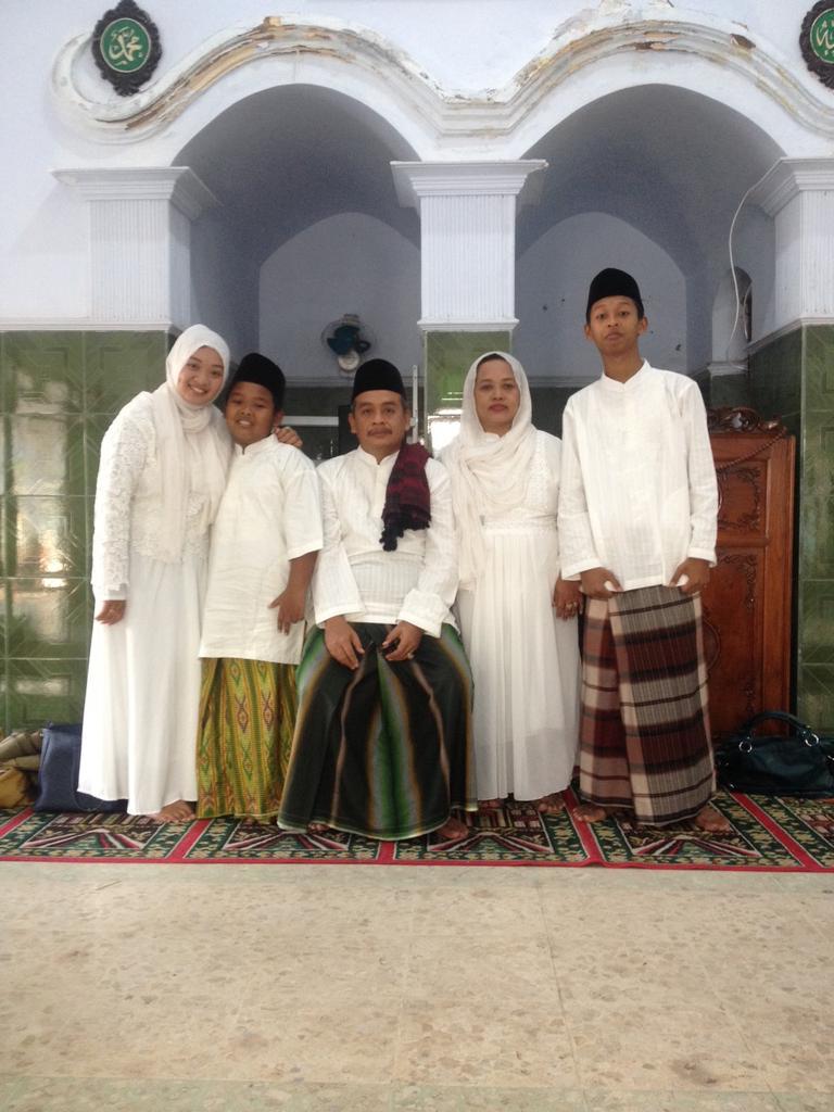 muadilukman's tweet photo. Kami dari keluarga lukman mengucapkan minal aidzin wal faidzin mohon maaf lahir dan batin 😊@zakkizam @dittaaDiraa http://t.co/M5RoKAyYbb