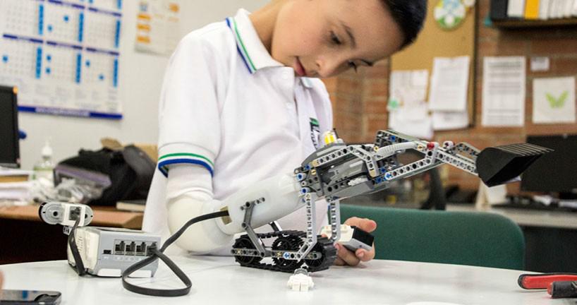 fastracoon's tweet photo. Prosthetic arm with Lego compatibility==>http://t.co/JwbbYR7BU0 http://t.co/7LV6N0cnjs