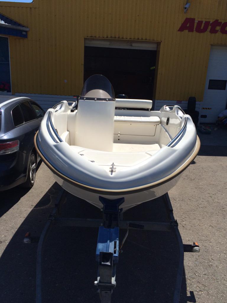 MeMauto's tweet image. @MeMauto: Veicam arī piepūšamo laivu, kuteru ķīmisko tīrīšanu. #MeMAuto