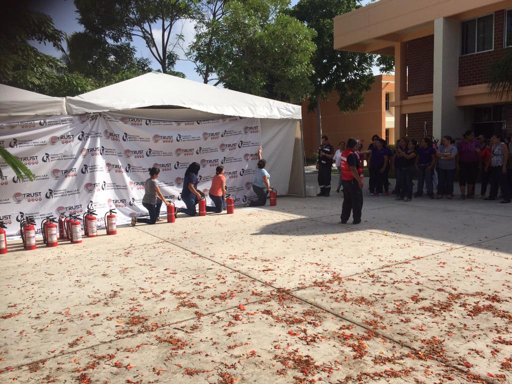 ErnestoNemer's tweet photo. .@michouymau imparte cursos de prevención de incendios y atención a niños con quemaduras en las estancias infantiles http://t.co/HlIOJXqtK9