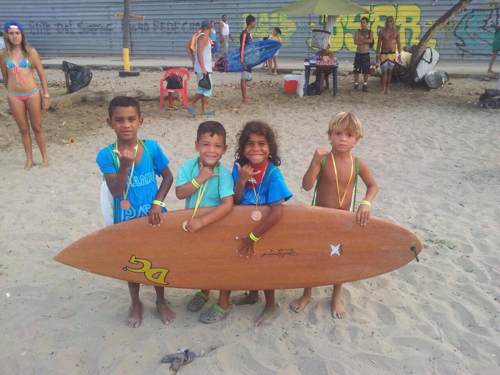bomberitosurf's tweet photo. El relevo de los pozos surf club viene con todo !! http://t.co/6BuKSoXvZL