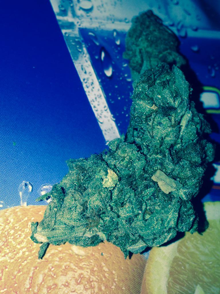 SkateandKush's tweet photo. Trainwreck 😯 tastes so good http://t.co/9WVlrC84v0