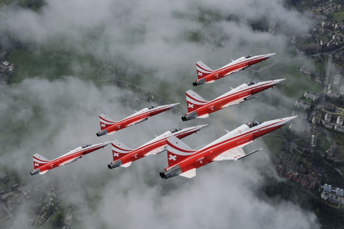CARAMagazine's tweet photo. Planespotters rejoice! @BrayAirShow &amp; @AirShannon take to the skies this weekend http://t.co/YCXpPlIqAB @AerLingus http://t.co/KRgFgiGTd3
