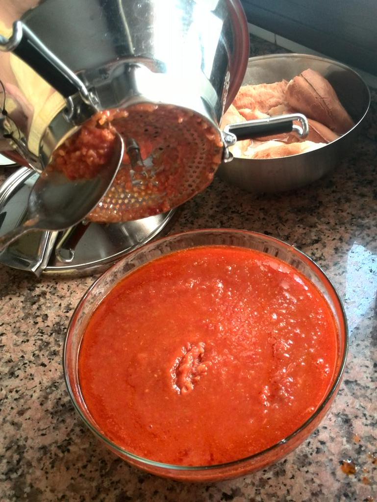 MARICHATI's tweet photo. @El_Campero  Me gustaría que probarais este tomate chicos, como me acuerdo de ustedes.tomate triturado x mi mami!!! http://t.co/R1IxjHoowg