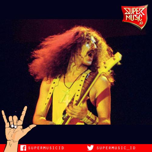 1949: Happy Birthday Geezer Butler, musisi legendaris yang terkenal sebagai bassist Black Sabbath 