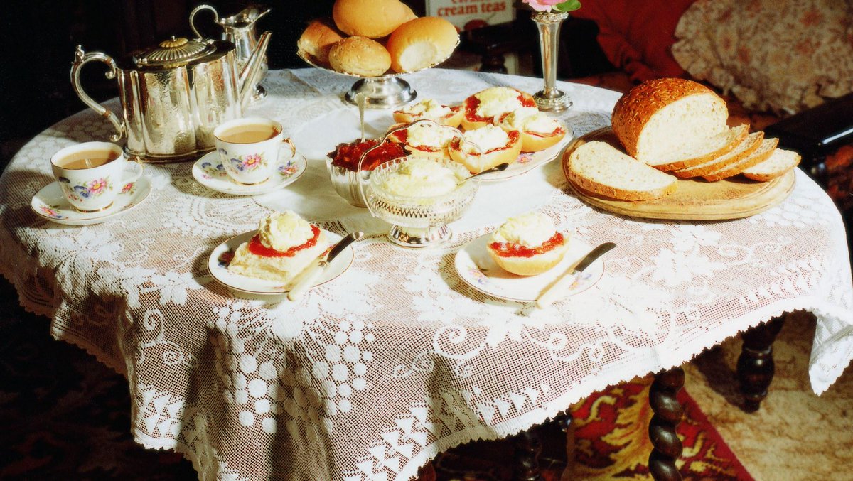 CreamTeaSociety's tweet photo. We're feeling the #vintage vibe today - who else is a fan of a gorgeous vintage #creamtea? @TheTeacupAttic http://t.co/HpWvpRje2i