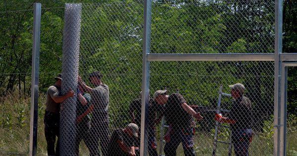 lemondefr's tweet photo. La Hongrie commence à ériger une barrière anti-migrants http://t.co/VlFuvq9RZM http://t.co/5Xsx0vajku