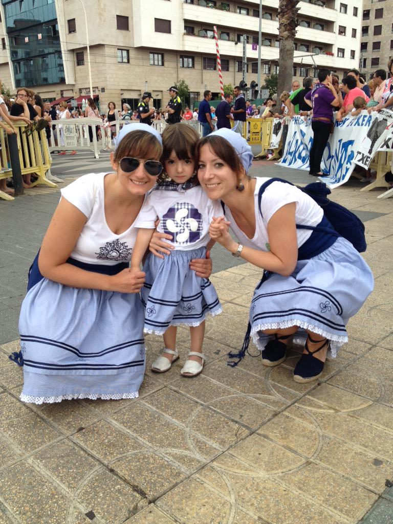 Karpe_Stz's tweet photo. #karpe2015 con nuestra pekeñitaaa! #santurtzijaietan2015 http://t.co/6t1ivzb5gM
