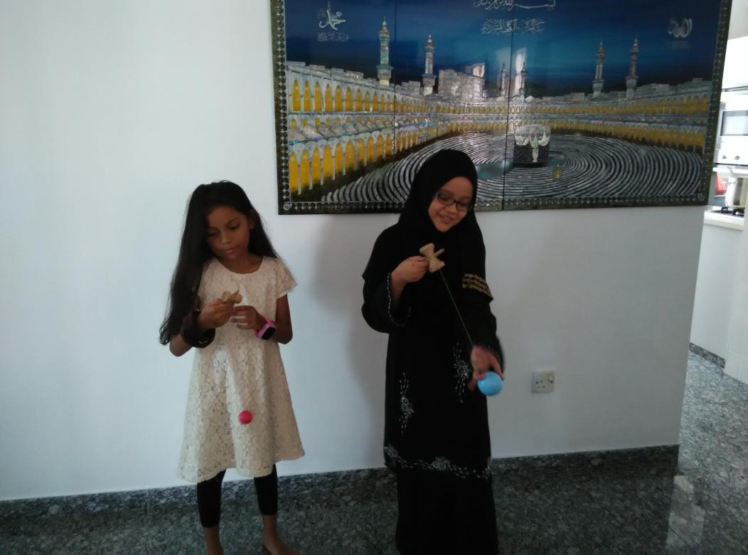 TholibatulIlm's tweet photo. Kendama to a whole new level ππ #Eid #KendamaFever #GoodbyeWifi http://t.co/4V3S89xLIZ