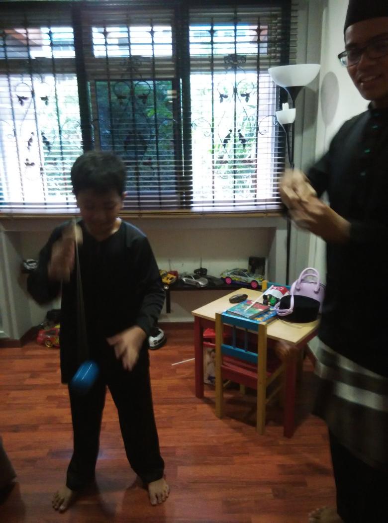 TholibatulIlm's tweet photo. Kendama to a whole new level ππ #Eid #KendamaFever #GoodbyeWifi http://t.co/4V3S89xLIZ