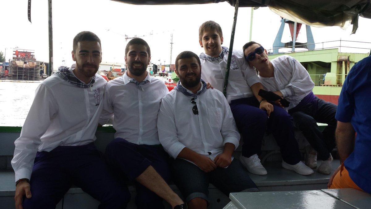 Karpe_Stz's tweet photo. Las #Karpe2015 en la procesión de la Virgen del Carmen en #SanturtziJaietan2015 http://t.co/tYZmfPMg16