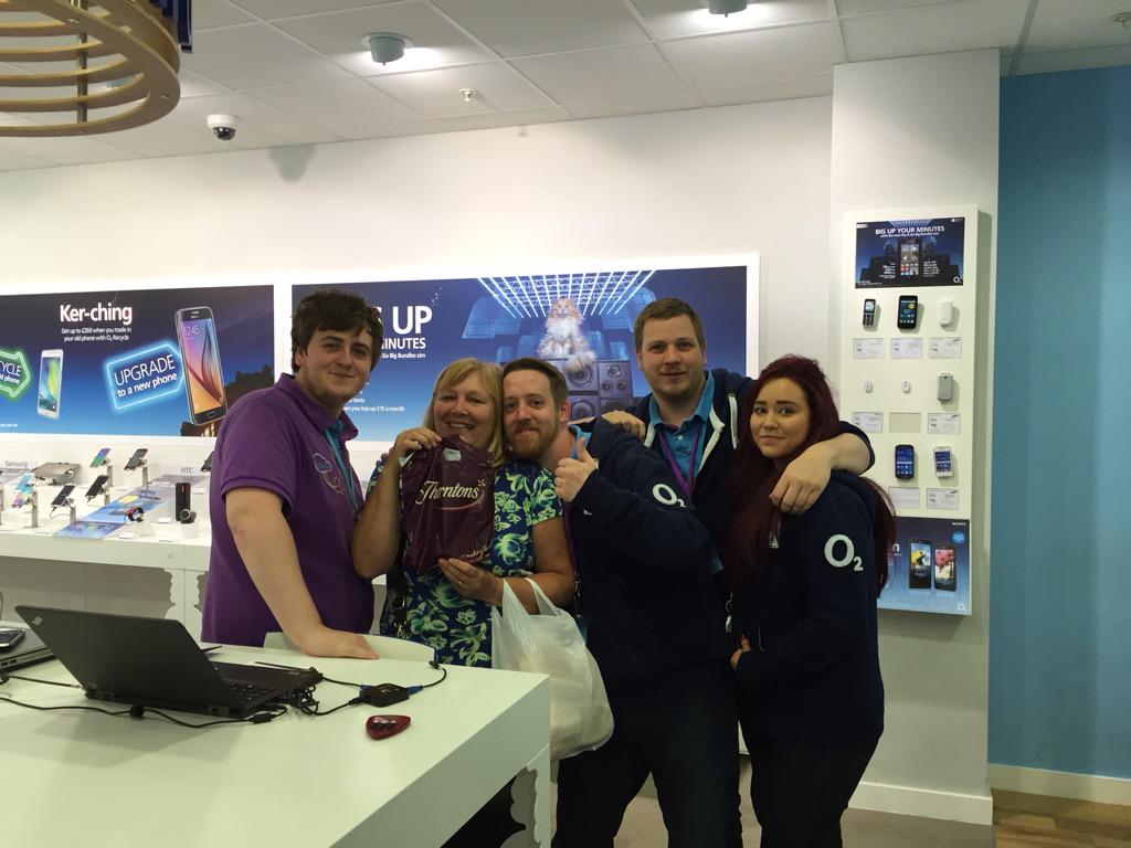 DanMawson_'s tweet image. Happy customer brought us some Thorntons 👍🏼 #O2CrystalPeaks #teamwork @daleclarko2 @lindajonesO2